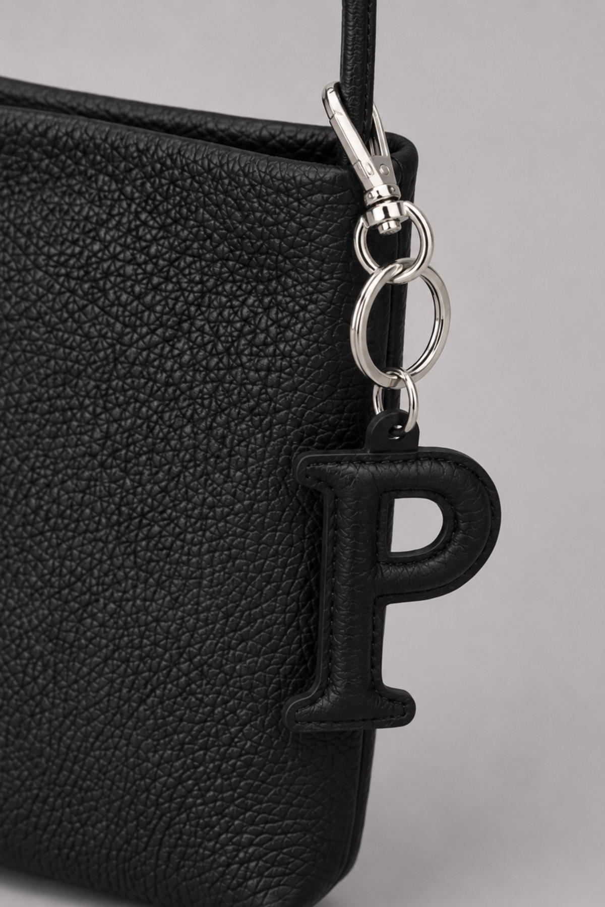 SASZETKA "P" CHARM CASE